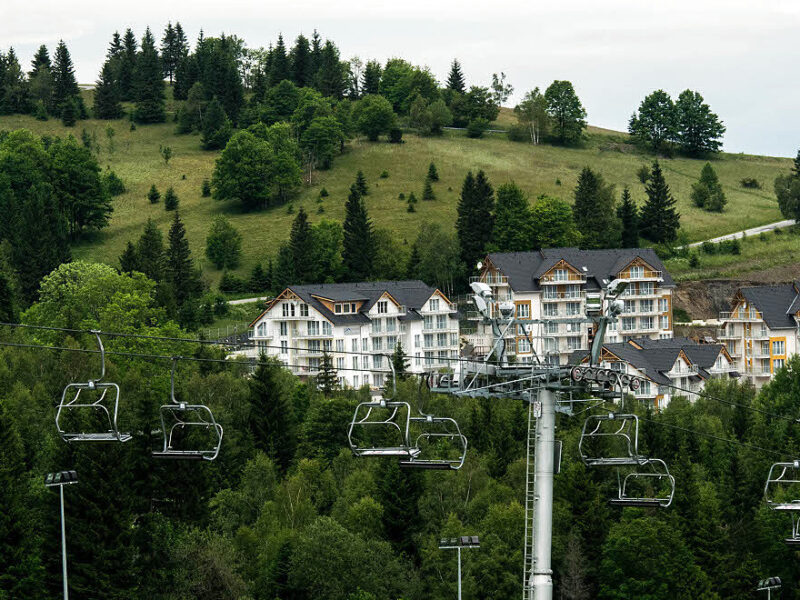 Wyciąg krzesełkowy Czarna Góra Resort latem — widok z trasy