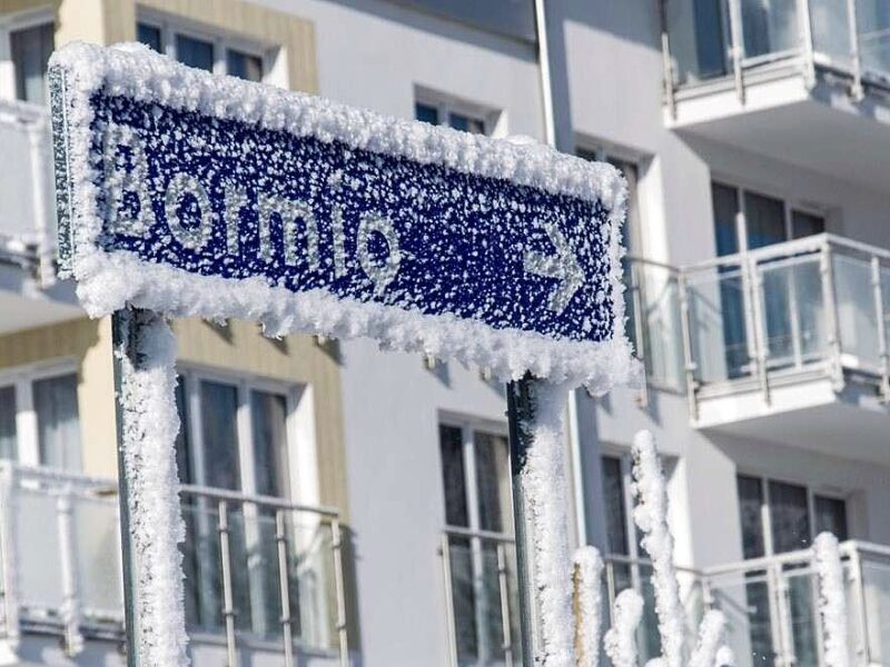 Tablica z nazwą Bormio przed budynkiem apartamentowym w Czarnej Górze