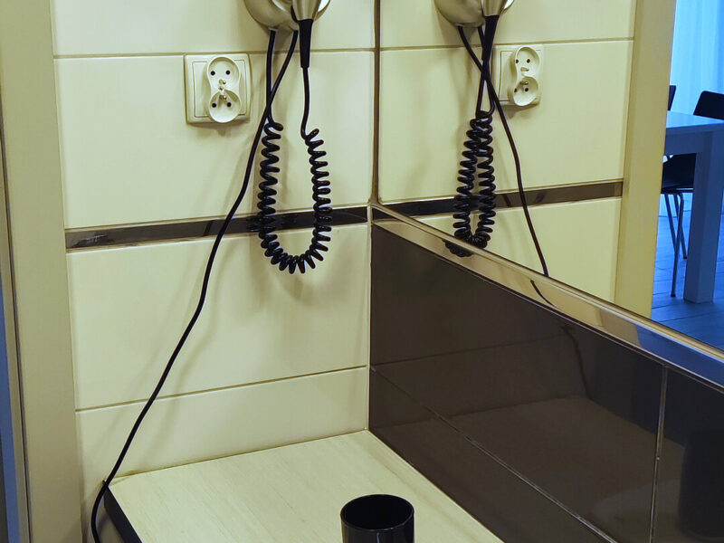 Łazienka apartamentu Na Skarpie z umywalką i lustrem