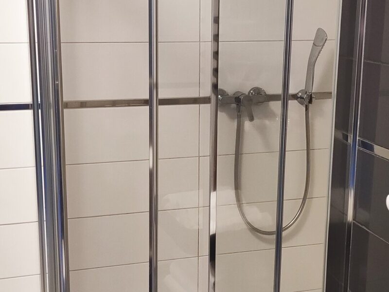 Łazienka apartamentu Na Skarpie z kabiną prysznicową ze szklaną ścianką