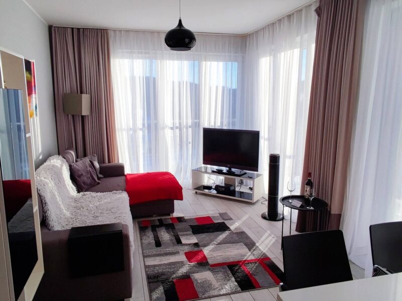 Przestronny salon apartamentu Na Skarpie z panoramicznymi oknami