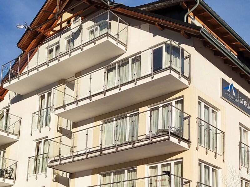 Elewacja budynku Bormio w Czarnej Górze z balkonami