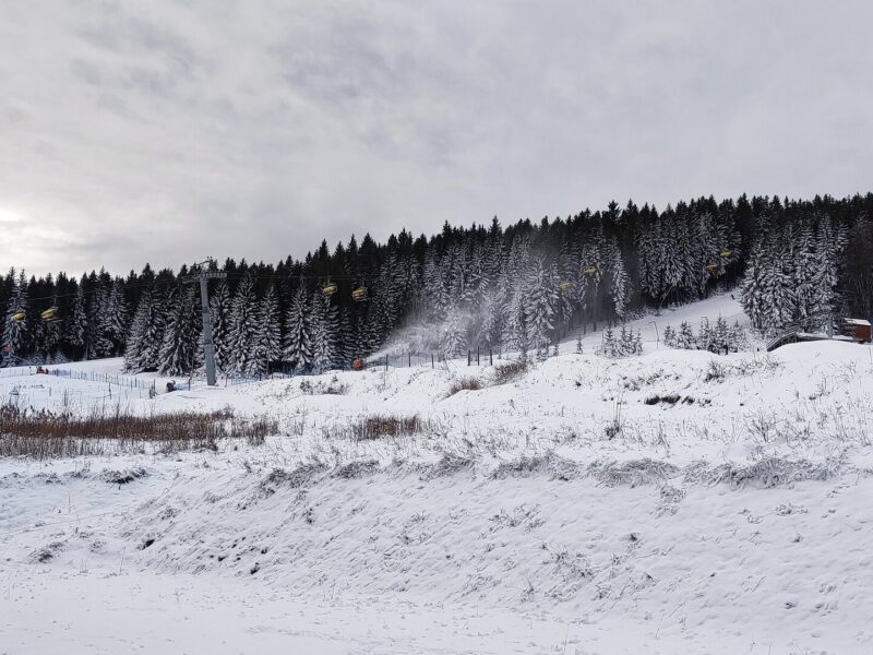 Stok narciarski Czarnej Góry z wyciągiem krzesełkowym i ośnieżonym lasem