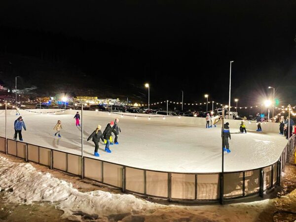 Lodowisko Ice Arena w Czarnej Górze — wieczorne łyżwiarstwo przy lampkach